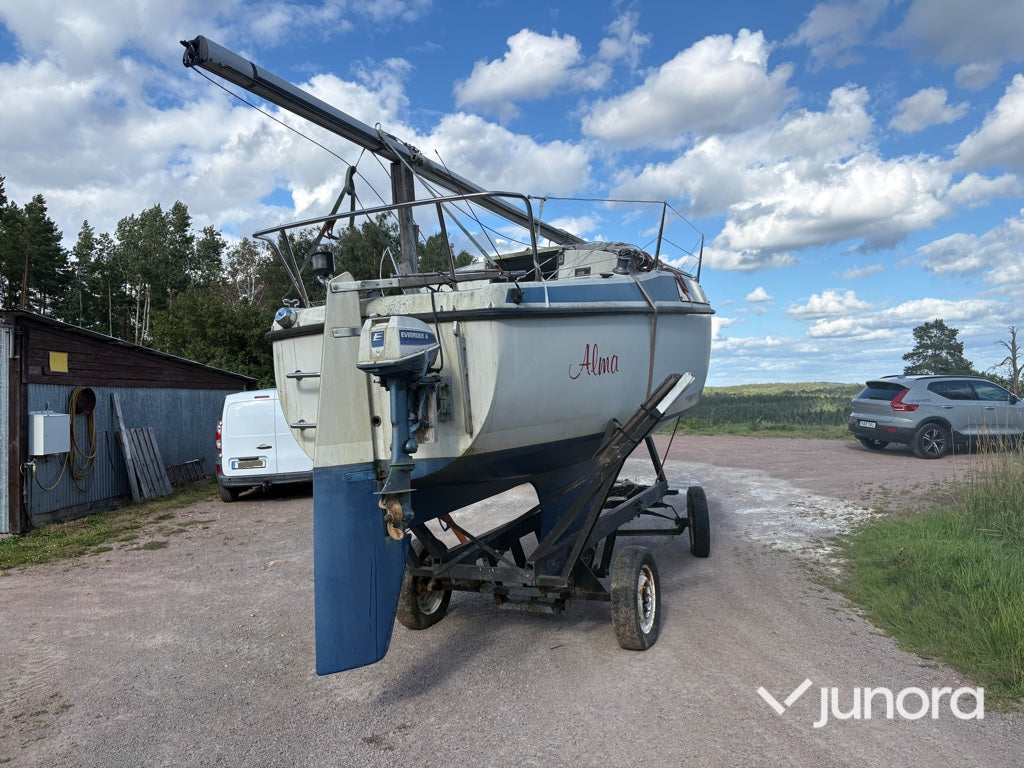 Segelbåt med trailer