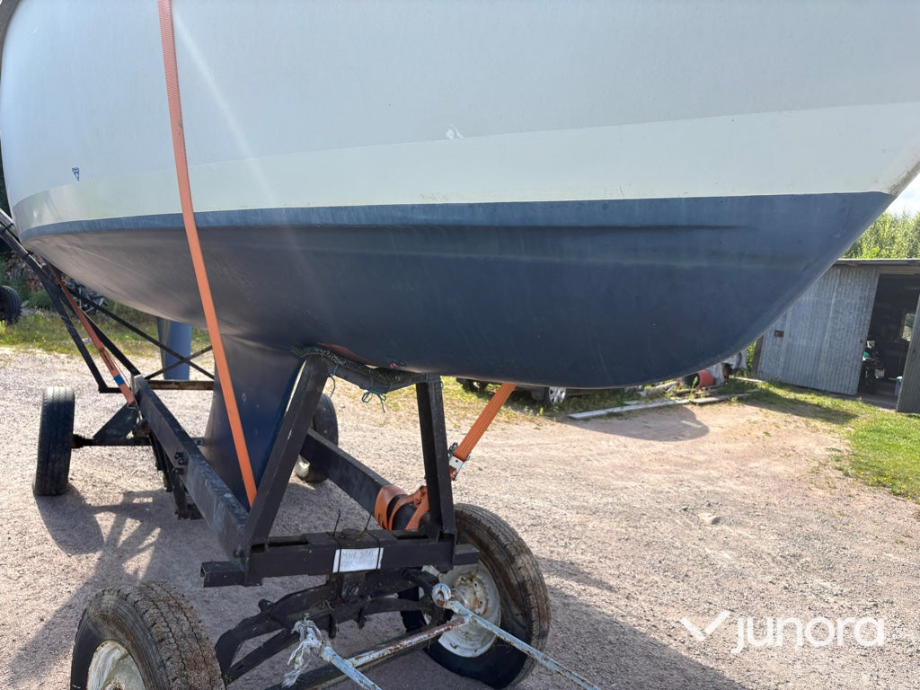 Segelbåt med trailer