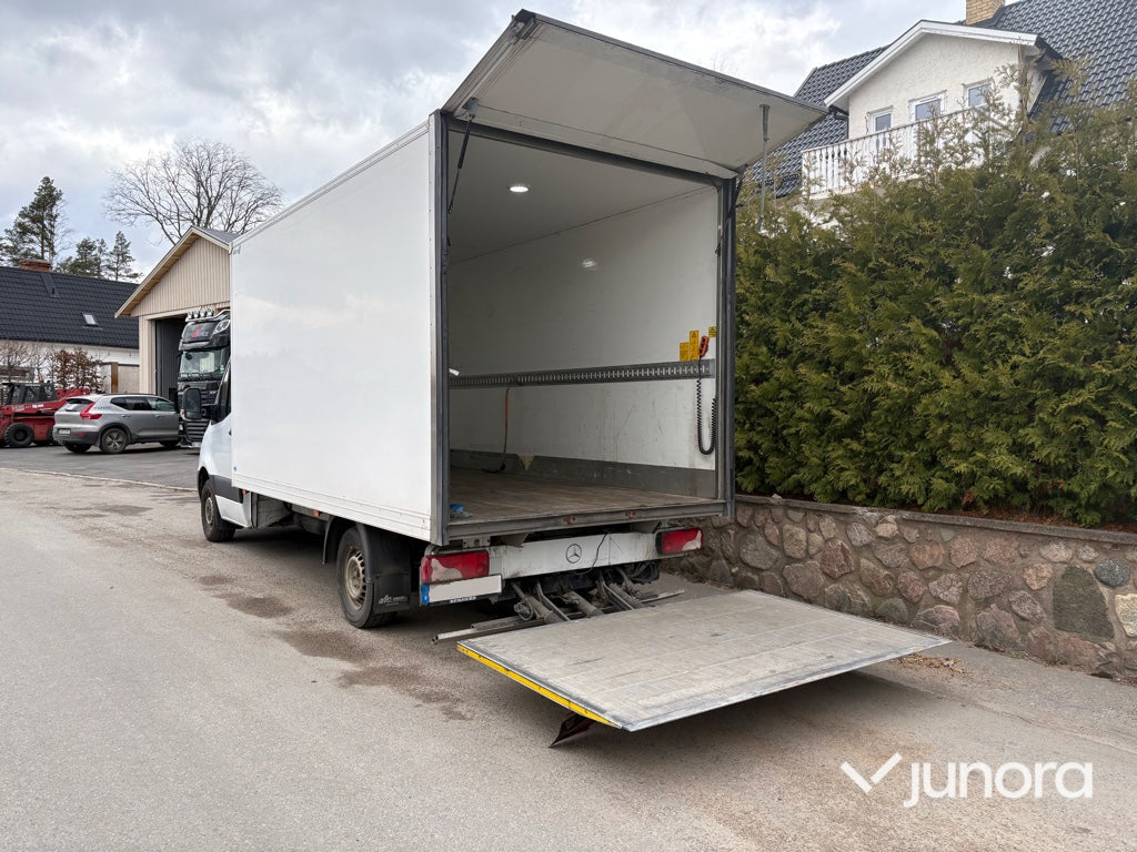 Lätt lastbil - Mercedes-Benz, Sprinter 3,5-T, Med bakgavellift