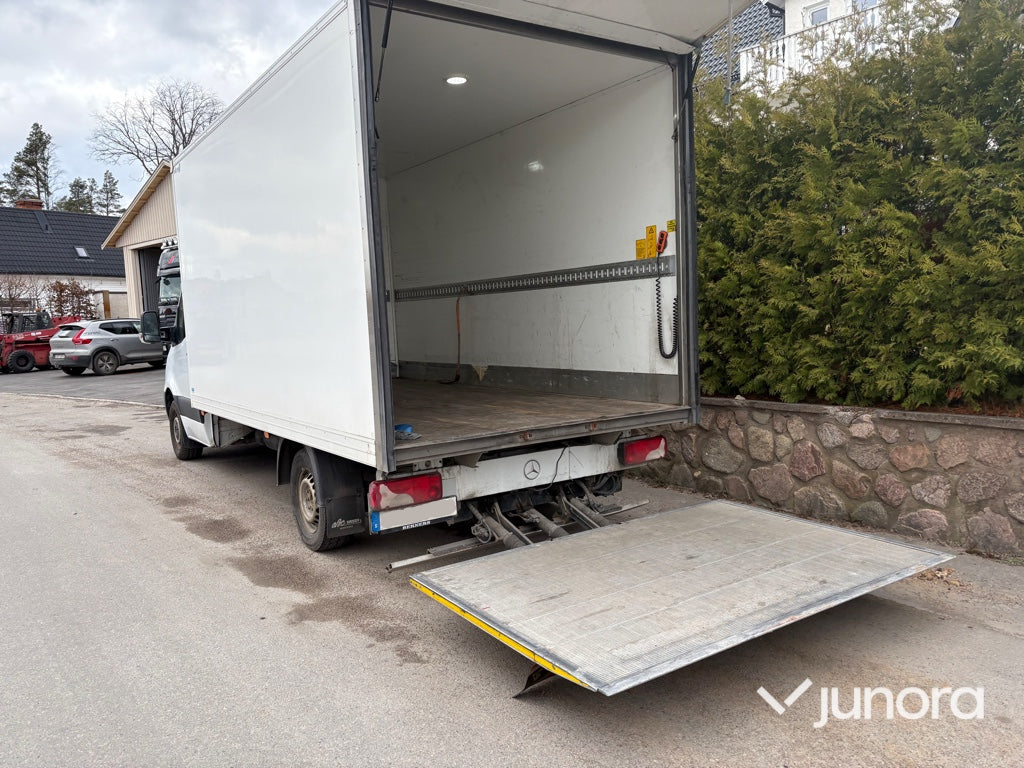 Lätt lastbil - Mercedes-Benz, Sprinter 3,5-T, Med bakgavellift