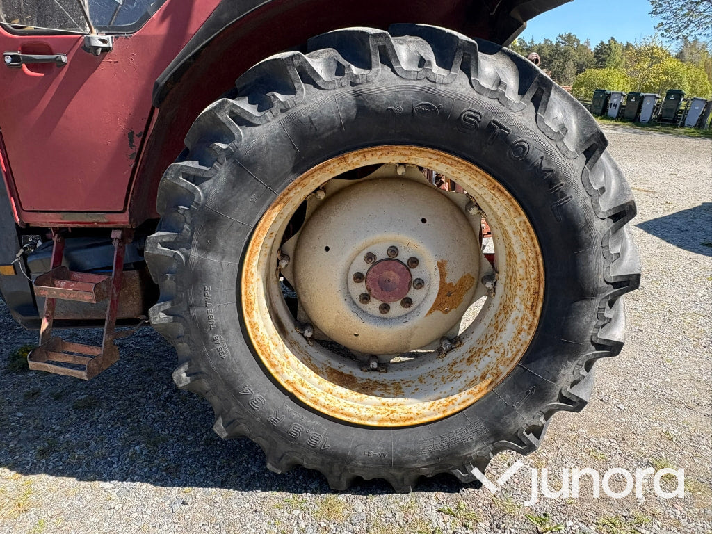 Traktor IH 685XL internationell med Trima fronlyft