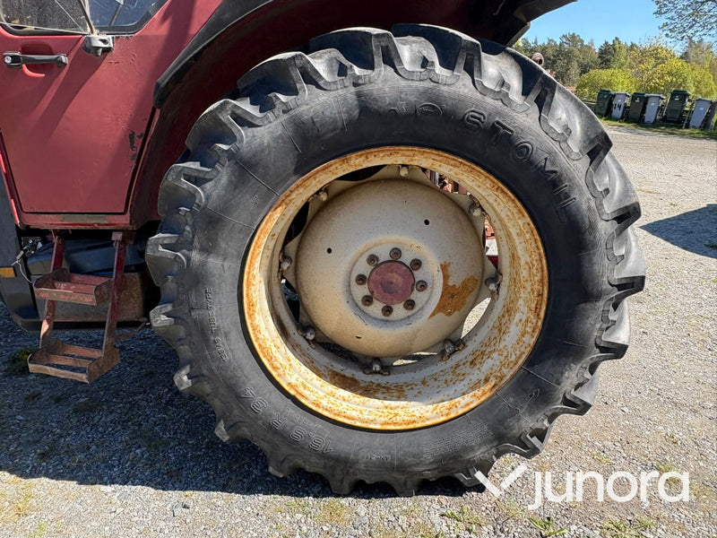 Traktor IH 685XL internationell med Trima fronlyft