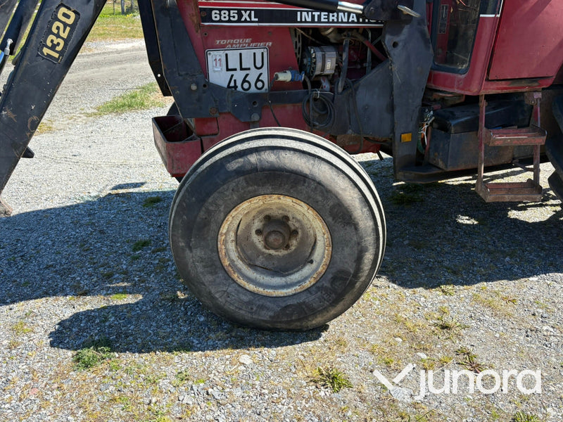 Traktor IH 685XL internationell med Trima fronlyft