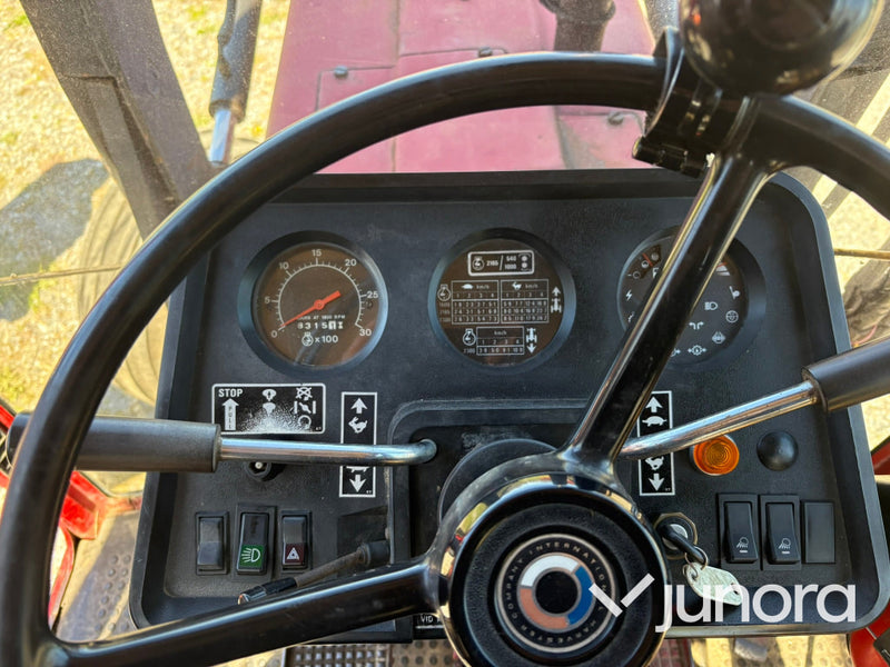 Traktor IH 685XL internationell med Trima fronlyft
