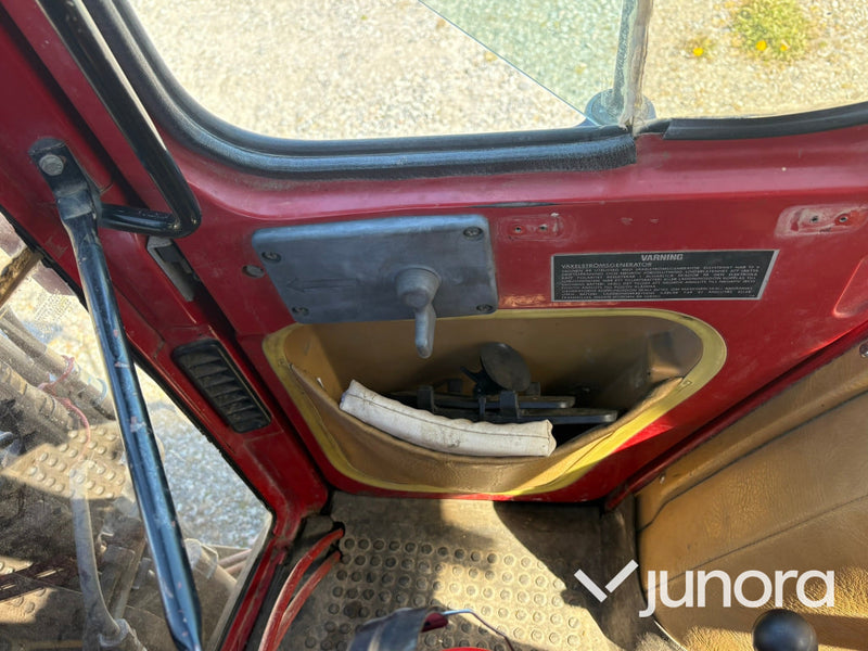 Traktor IH 685XL internationell med Trima fronlyft