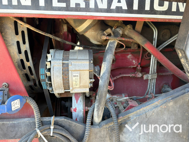 Traktor IH 685XL internationell med Trima fronlyft