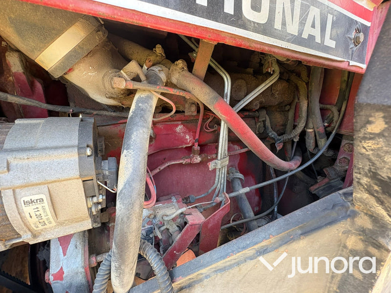 Traktor IH 685XL internationell med Trima fronlyft