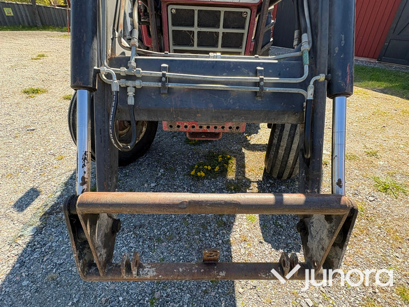 Traktor IH 685XL internationell med Trima fronlyft