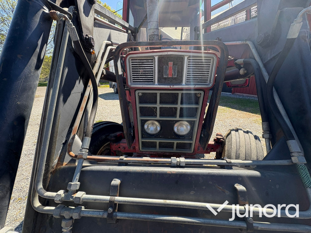 Traktor IH 685XL internationell med Trima fronlyft