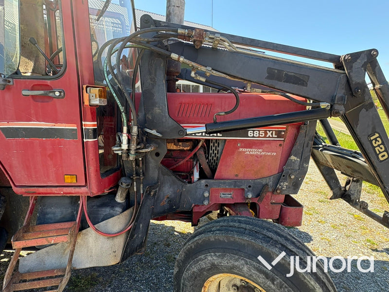 Traktor IH 685XL internationell med Trima fronlyft