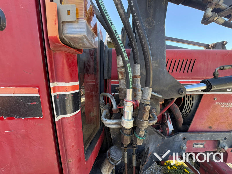 Traktor IH 685XL internationell med Trima fronlyft
