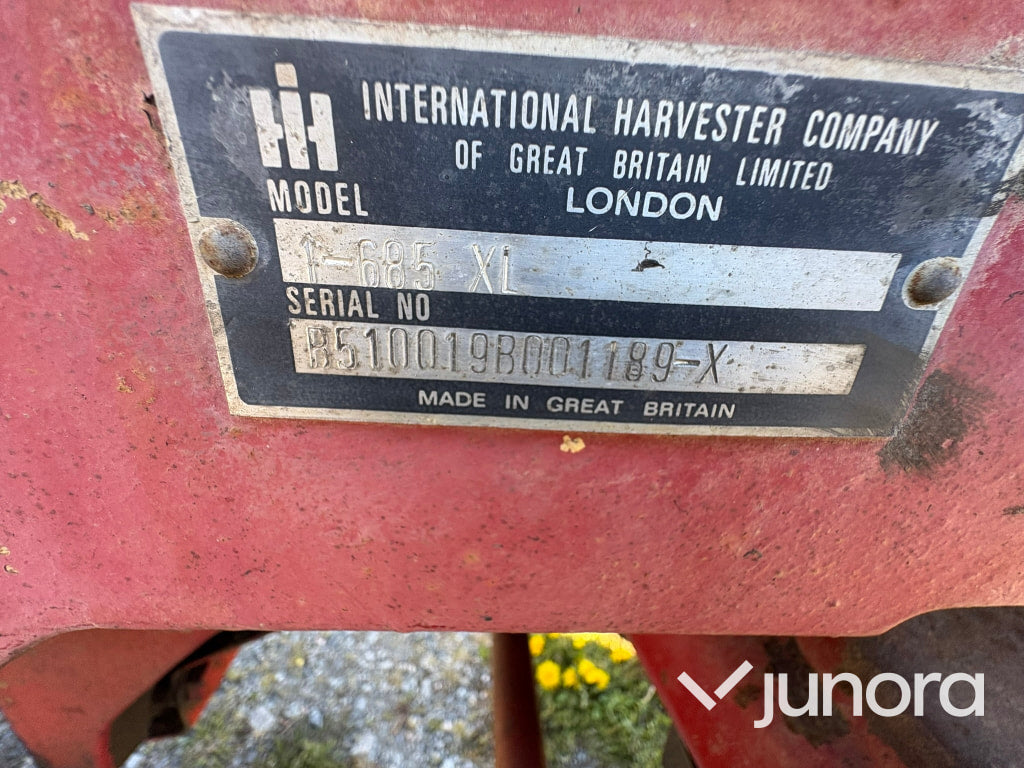 Traktor IH 685XL internationell med Trima fronlyft