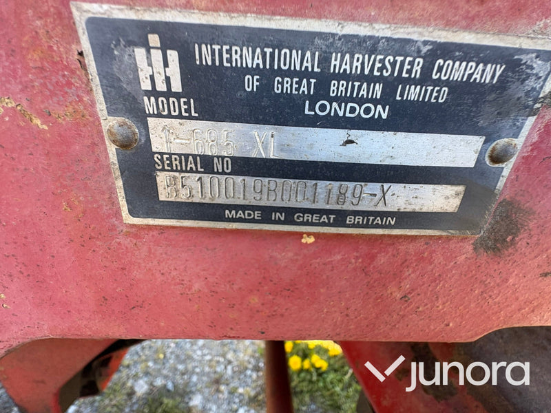 Traktor IH 685XL internationell med Trima fronlyft