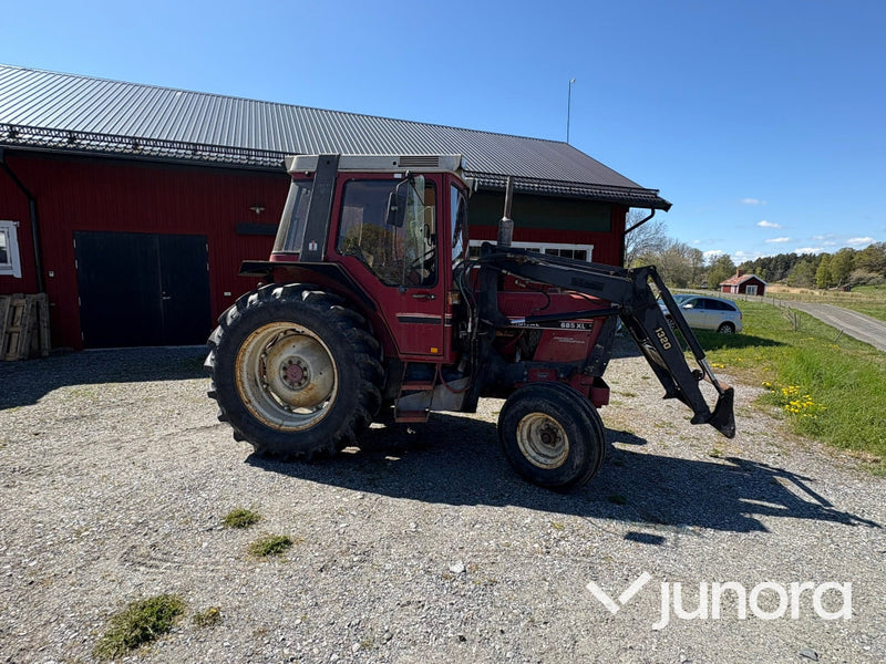Traktor IH 685XL internationell med Trima fronlyft