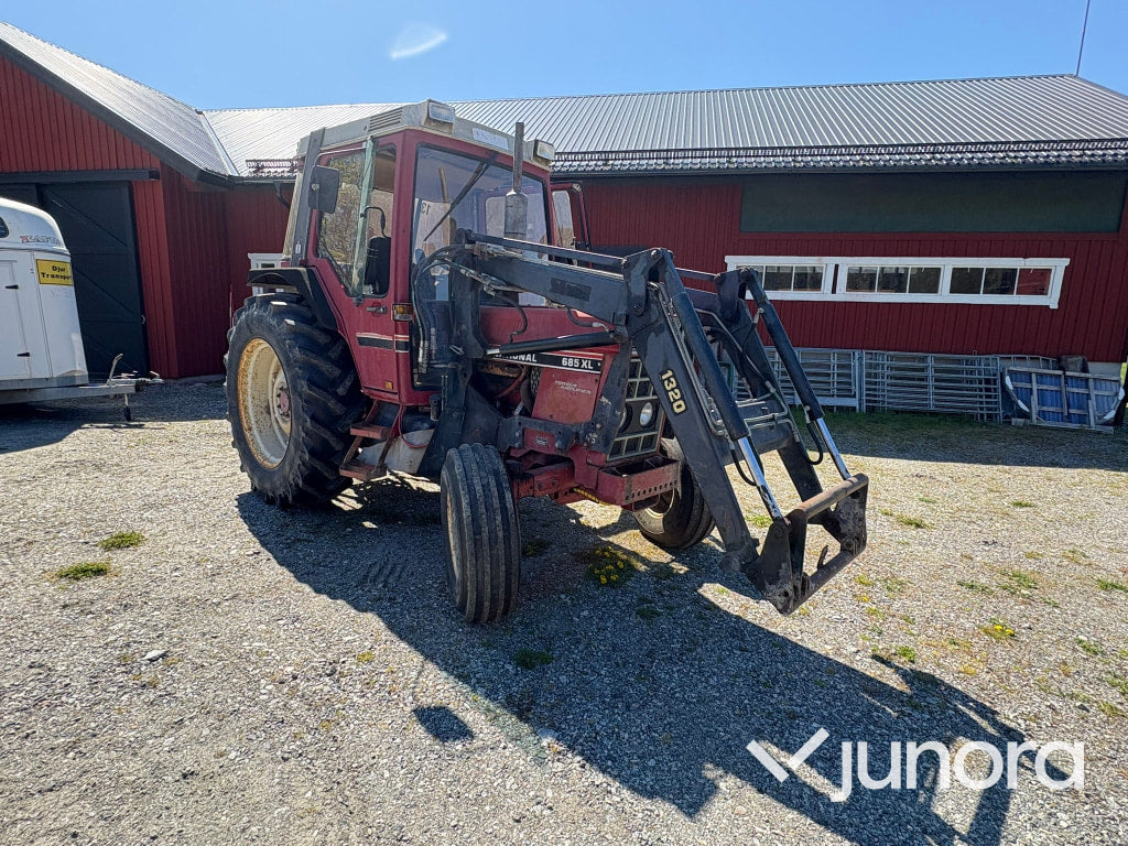 Traktor IH 685XL internationell med Trima fronlyft