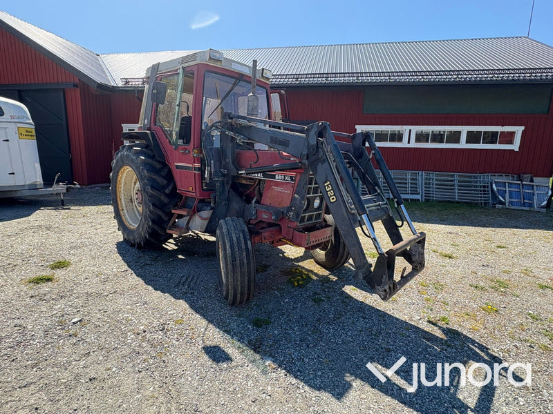 Traktor IH 685XL internationell med Trima fronlyft