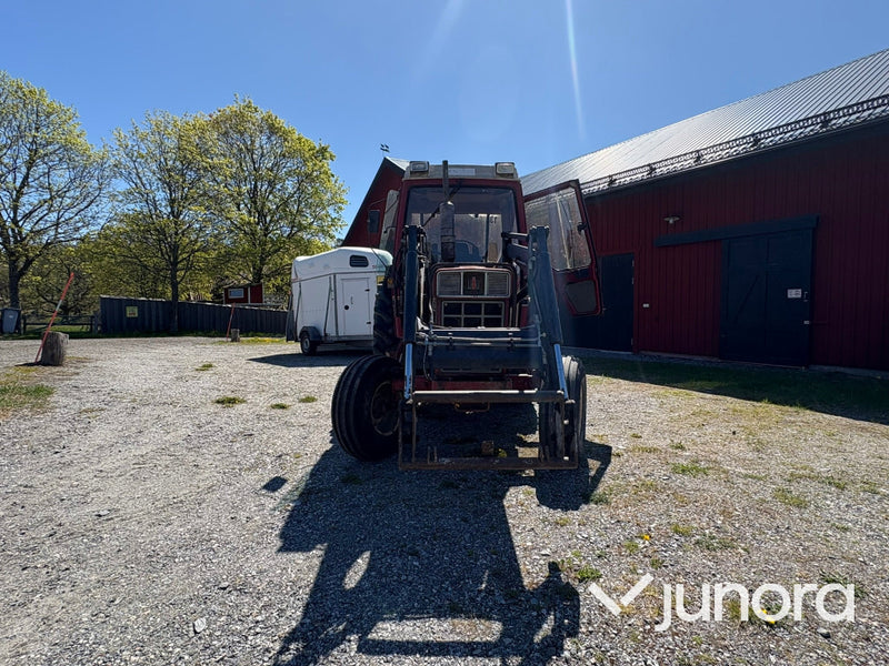 Traktor IH 685XL internationell med Trima fronlyft