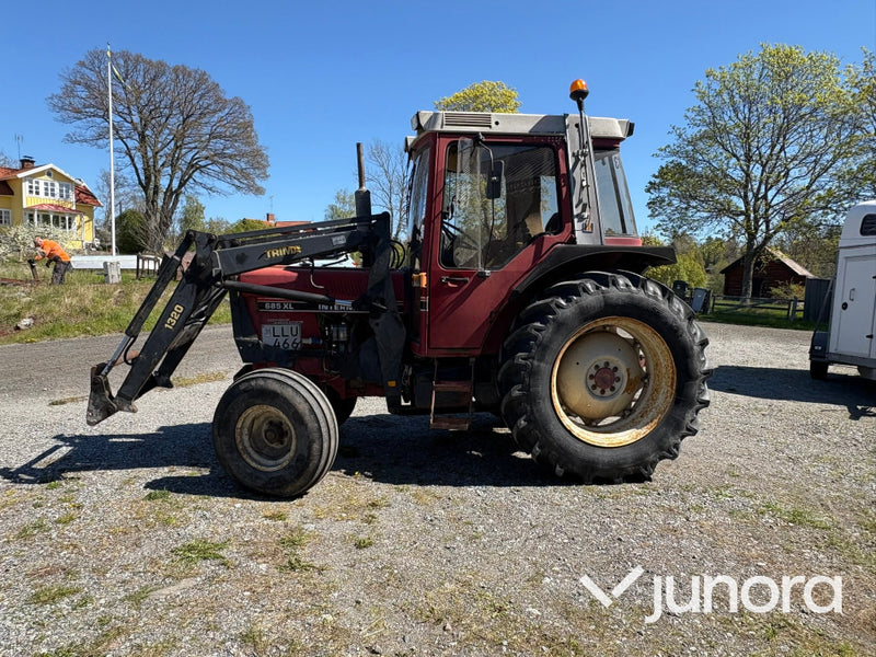 Traktor IH 685XL internationell med Trima fronlyft