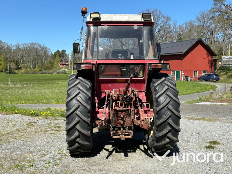 Traktor IH 685XL internationell med Trima fronlyft