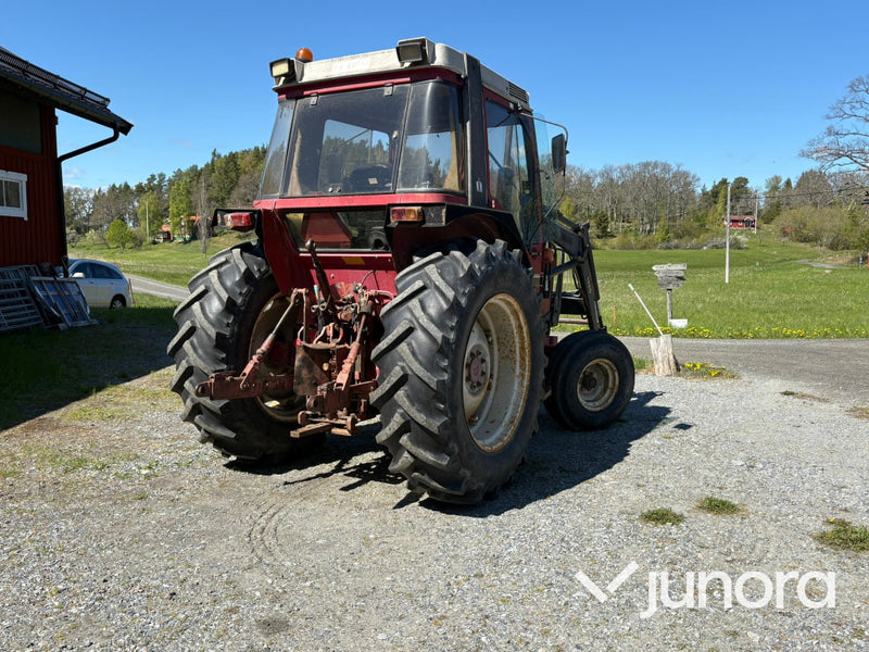 Traktor IH 685XL internationell med Trima fronlyft