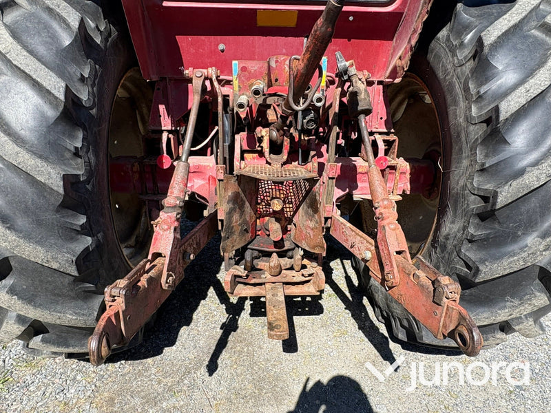 Traktor IH 685XL internationell med Trima fronlyft