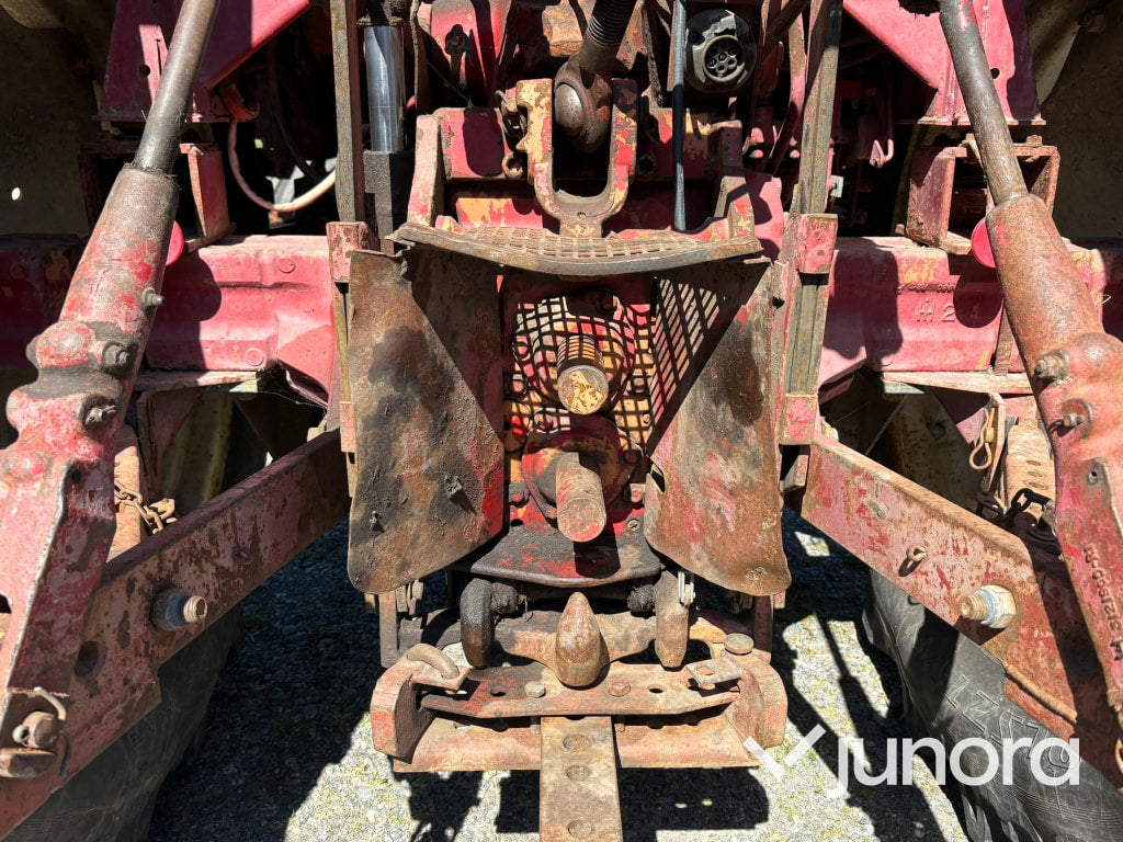 Traktor IH 685XL internationell med Trima fronlyft