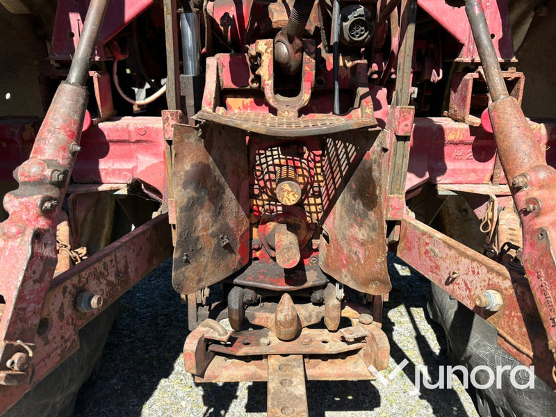 Traktor IH 685XL internationell med Trima fronlyft