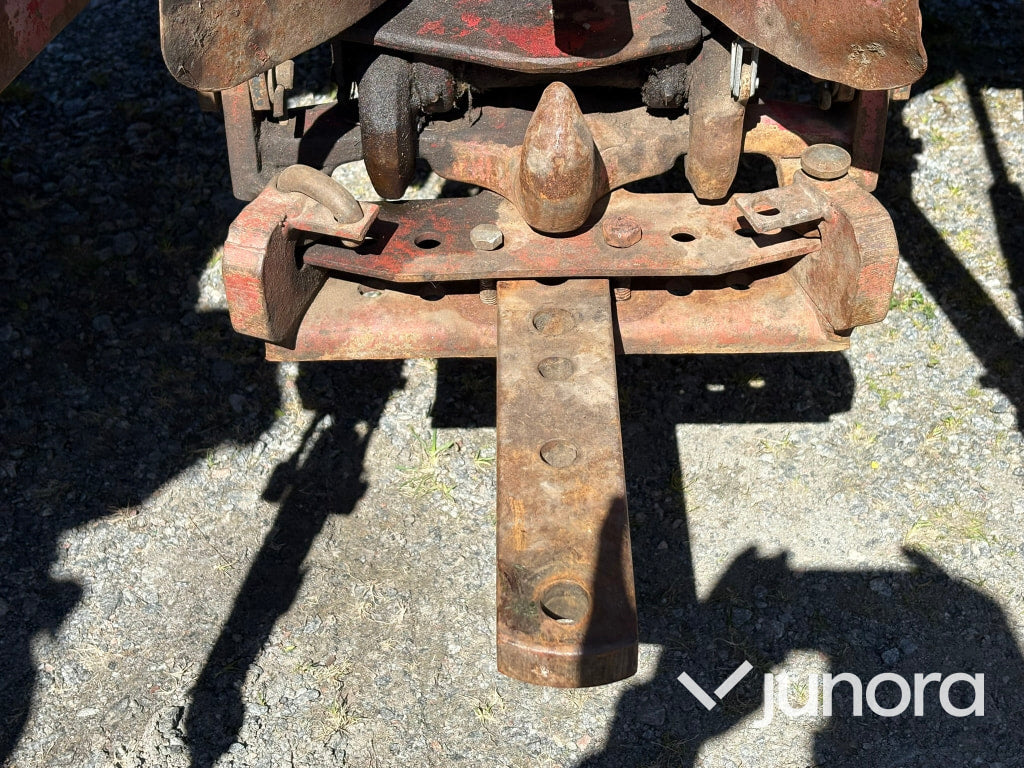 Traktor IH 685XL internationell med Trima fronlyft