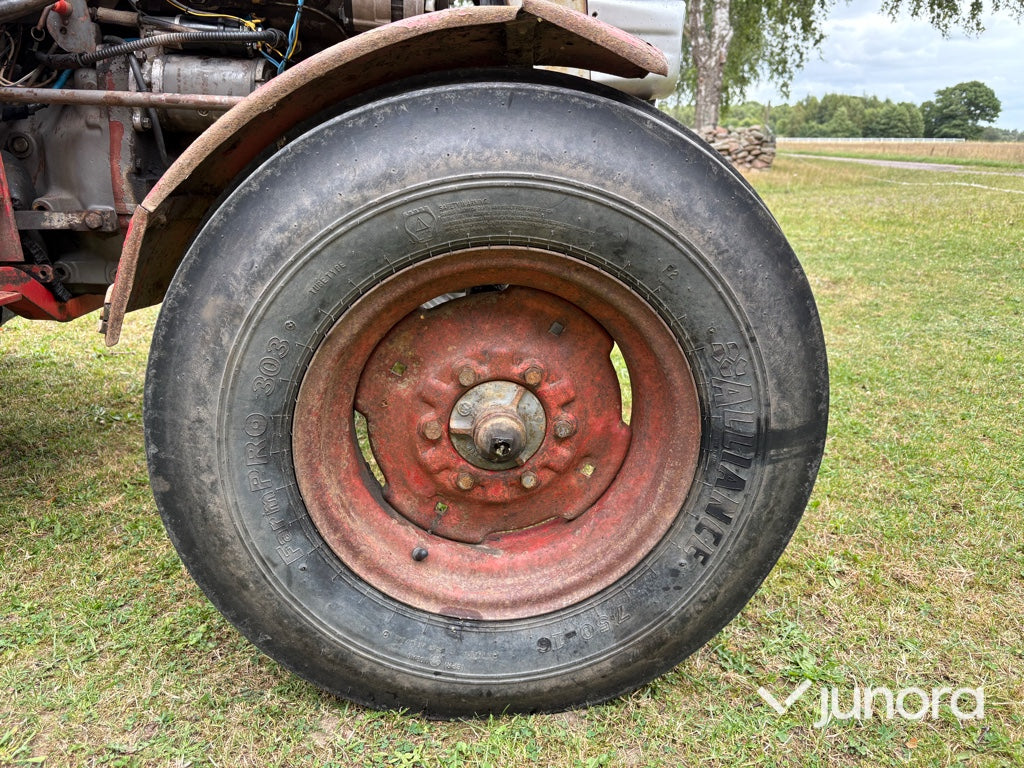 Traktor - Massey Ferguson, 135 Special 8-VX