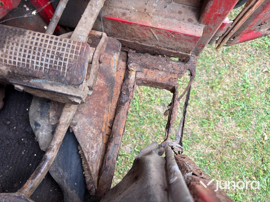 Traktor - Massey Ferguson, 135 Special 8-VX