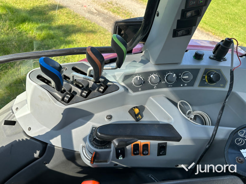 Valtra A134 med lastare