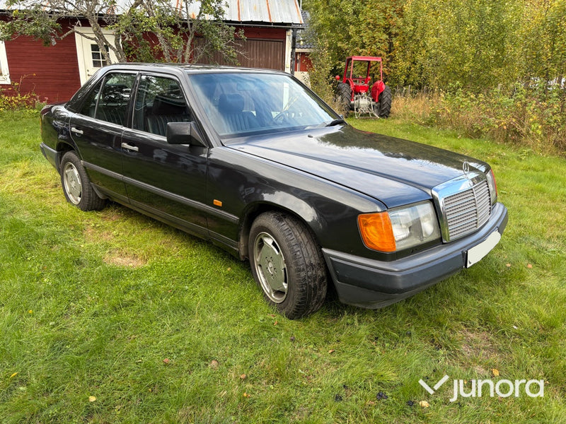 Mercedes-Benz 300E -88