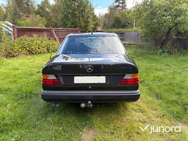 Mercedes-Benz 300E -88