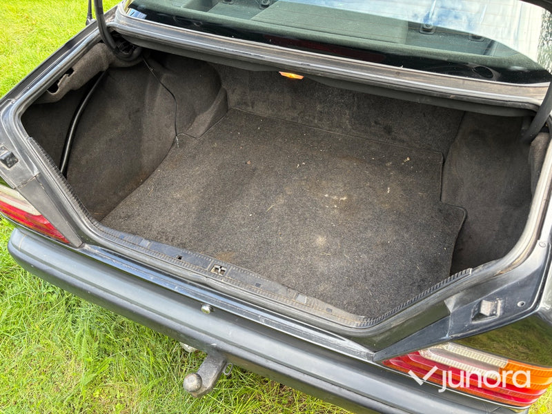 Mercedes-Benz 300E -88