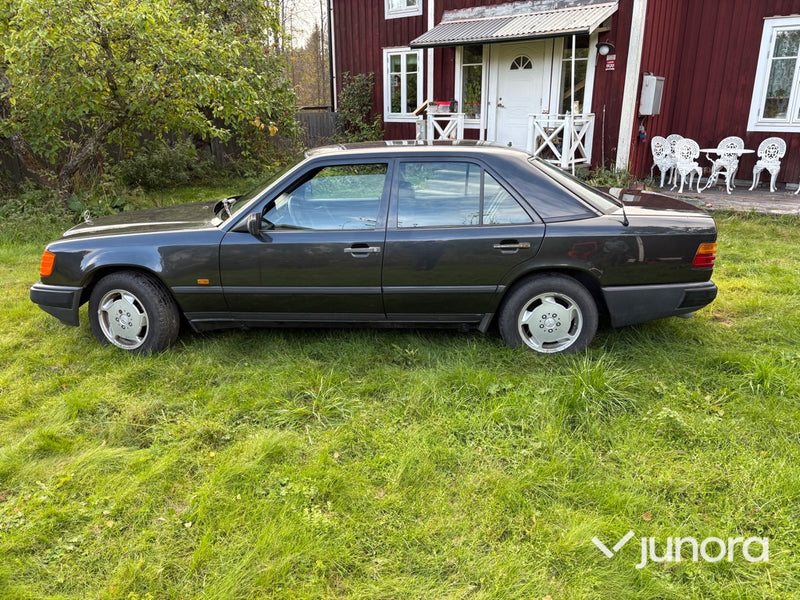 Mercedes-Benz 300E -88
