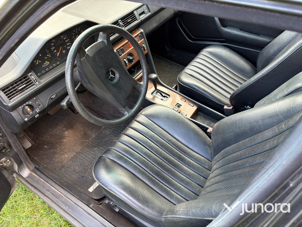 Mercedes-Benz 300E -88