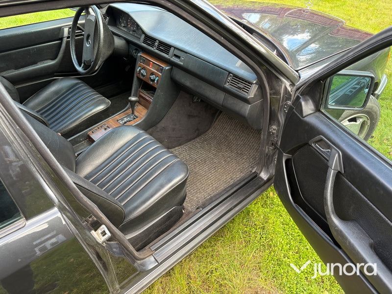 Mercedes-Benz 300E -88
