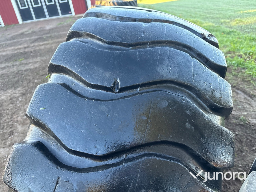 Lastmaskinsdäck och fälg Michelin 17.5R25
