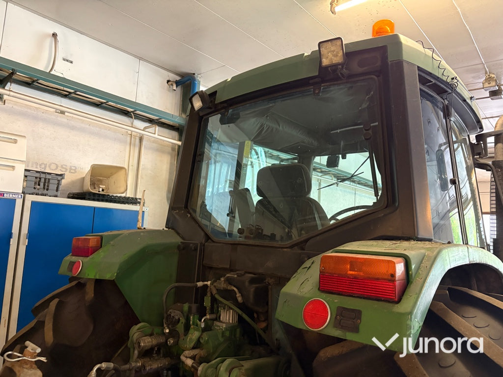 Traktor John Deere 6400 med vikplog och sandspridare