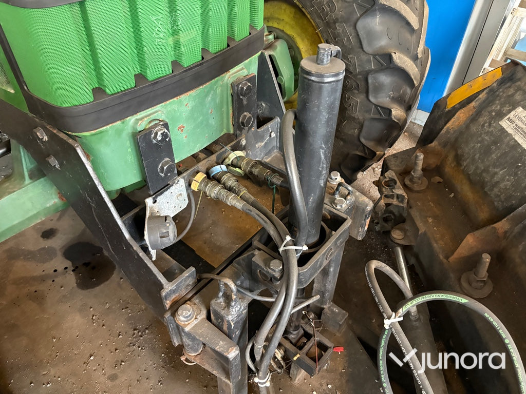 Traktor John Deere 6400 med vikplog och sandspridare