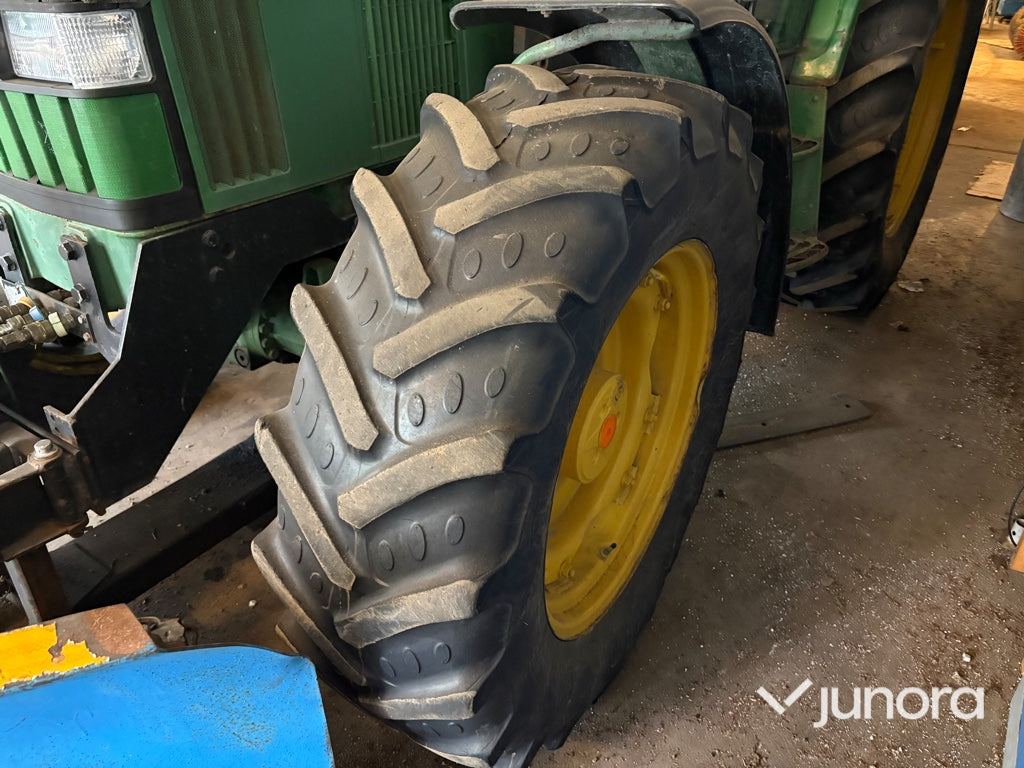 Traktor John Deere 6400 med vikplog och sandspridare