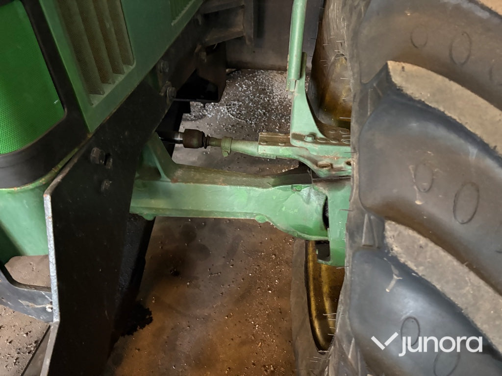 Traktor John Deere 6400 med vikplog och sandspridare