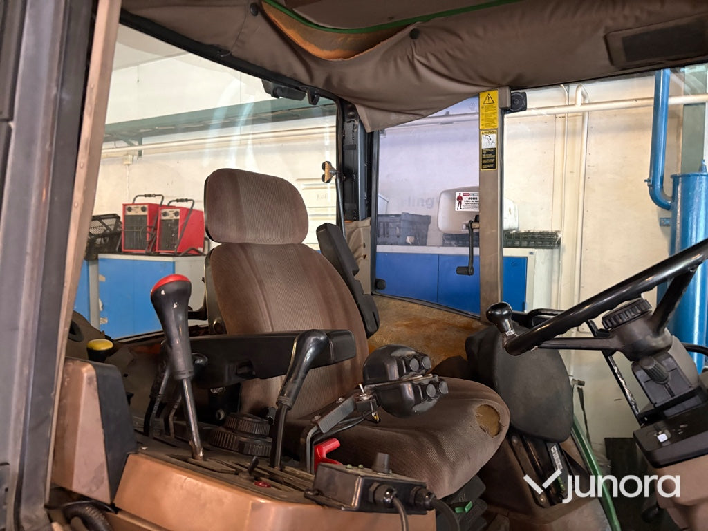 Traktor John Deere 6400 med vikplog och sandspridare