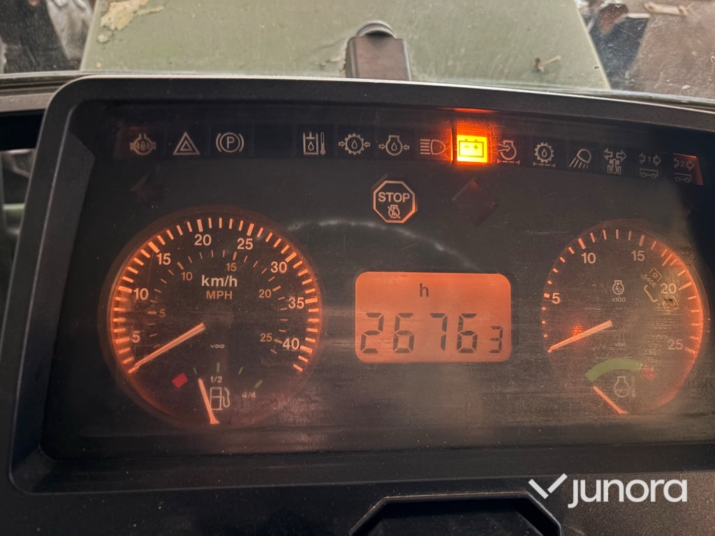 Traktor John Deere 6400 med vikplog och sandspridare