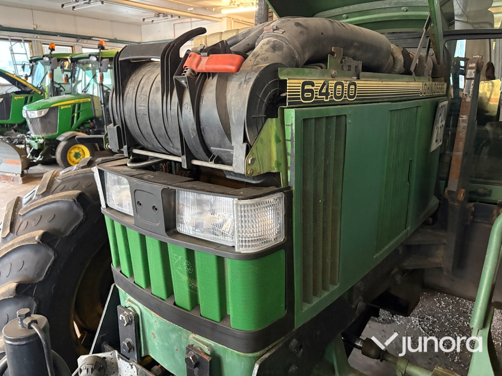 Traktor John Deere 6400 med vikplog och sandspridare