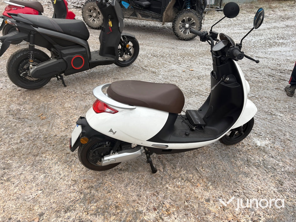 Moped - Lvneng, S3-W