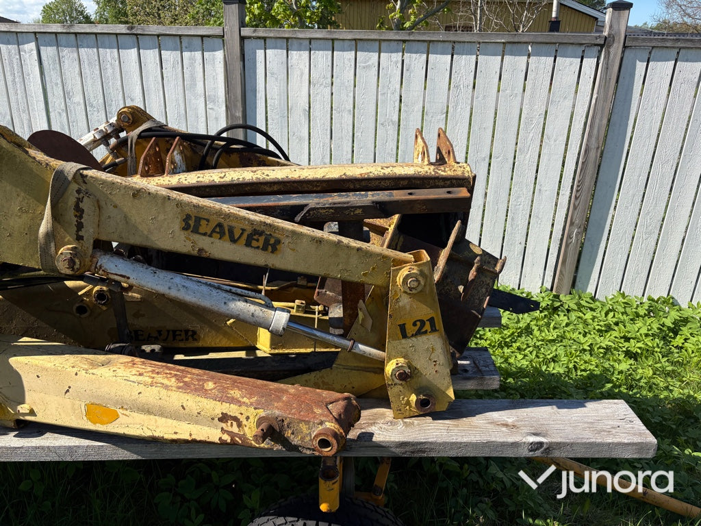 Grävaggregat och lastare Beaver D225/L21