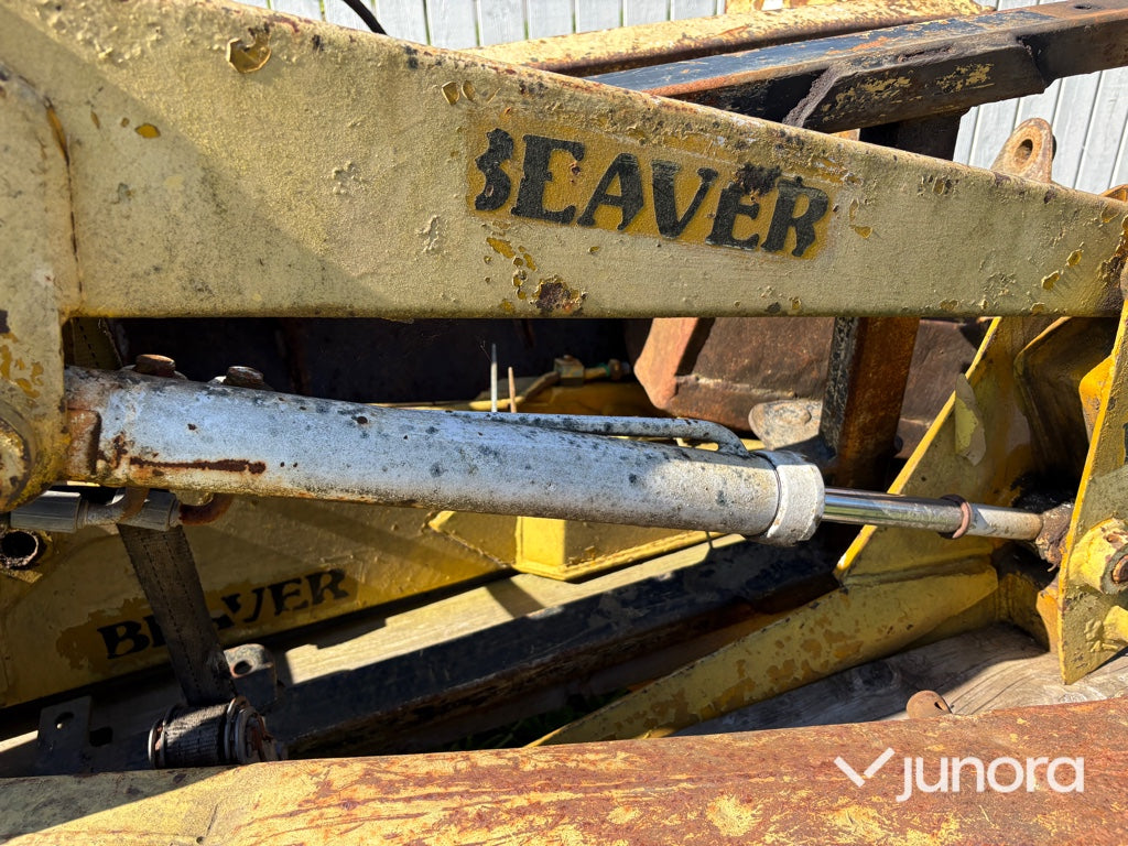 Grävaggregat och lastare Beaver D225/L21