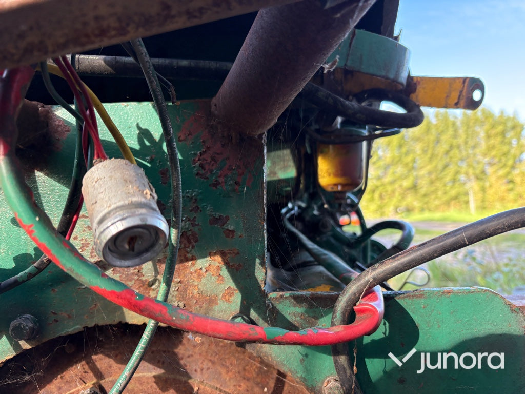 Äldre stationär dieselmotor med styrpanel och kopplingshus