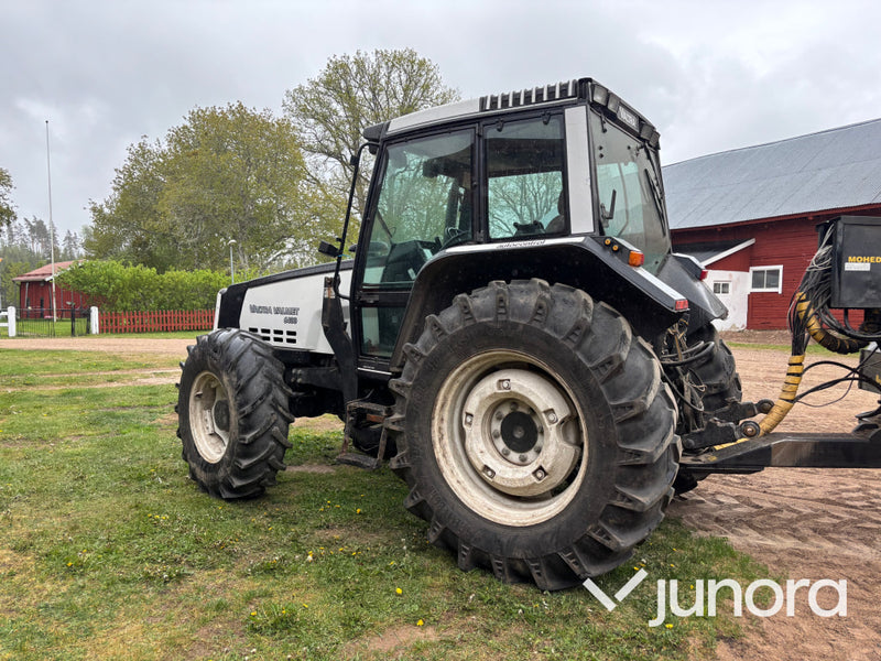 Traktor Valmet 6400 med lastare och twin-track